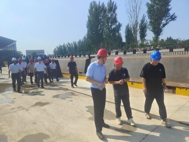 泰達(dá)品控 ▌示范促規(guī)范 觀摩促提升——公司總經(jīng)理李和軍帶隊(duì)赴河北分公司青縣南繞城道路工程項(xiàng)目現(xiàn)場(chǎng)開展觀摩交流活動(dòng)